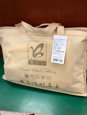 手感柔软，质感是相当不错的，好喜欢，又买了套蓝色的
