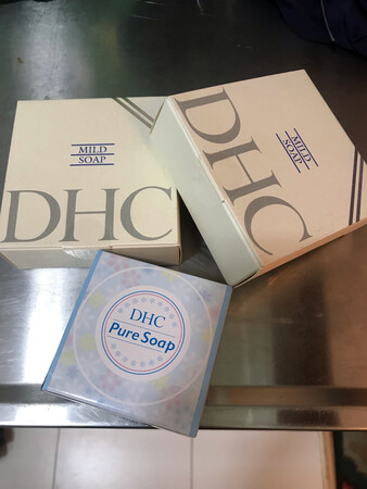 趁着双十一活动，买了三大块一小块，一共才220多，感觉超值了。比~便宜的多。家里人老用，有活动就买点，也是消耗品。一块大约用两个月左右。香味不重，比较温和，还挺好用的。家里小朋友有时也用。京东的物流还是很有优势的，~双十一就担心比较慢，所以这个还是适合急用的。