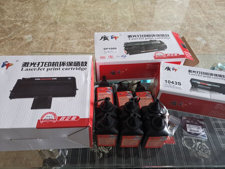第一次用这个牌子的，不过他家的型号倒是挺全的，三个牌子的打印机三个都有。期待使用效果。
唯一想不明白的是为什么一个店里同时间买的却发了两次货？