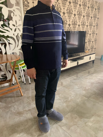 衣服很好，这件大小很合适，尺码比较准一直买这个码，颜色搭配很合理，条纹状的显得比较成熟，面料也很不错，摸着很舒服，版型好，质量好。一直在京东买衣服，所以在京东搞活动的时候会买上几件，尤其是换季的时候经常来购买，折扣力度也比较大，所以现在基本上就不去实体店里买东西，一直都是京东。
