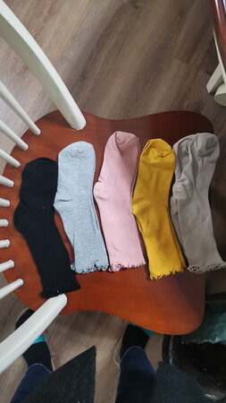 好喜欢，少女感，袜子颜色好看，漂亮穿起来也很舒服，布料柔软，都是毛线袜，质量不错，厚度适中，袜口松紧也还好，穿了一整天没有标准，超暖和，不起球，这个价格很划算，下次还会回购 宝贝收到了，质量挺好的，也挺厚实的，很暖和！价格也实惠！以后还会再光顾的！赞！