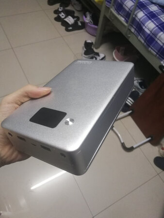 做工质感：整体做工感觉还是很不错的，摸起来手感很好。
蓄电容量：充电容量这个要看怎么用，如果是平常正常用只是充电的话，那可能一次充电那能用很长时间，如果是连接笔记本，然后一边打游戏一边用的话，可能也就几个小时就用完了。
充电速度：充电速度这个说实话挺慢的，可能早上开始充电，一直充到晚上才能充满了。
便携性能：如果是8万毫安的版本，其实很沉而且很厚，和宣传封面上面的不是一个版本，不太方便携带。
其他特色：啊，随便一提赠送了一个袋子，那个袋子建议不要拿来装这个充电宝，因为充电宝太重了，那个袋子上面袋可能撑不住。