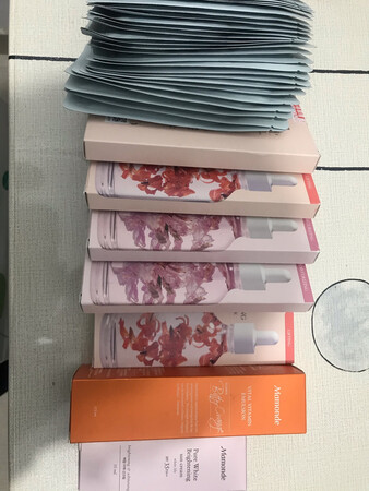 双十一囤了很多面膜和护肤品，到货超快，赠品多多，双十一价格超划算。这一款防晒已经回购很多次了，不会搓泥，防晒效果不错，而且也不会很油～
