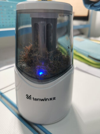 做工质感：做工没有话说了
尺寸大小：放在写字桌上正好，娃自己也能用
手感：很方便
便携性能：天文的卷笔器我家已经买了第二个了，真的是很好的牌子和质量，一分价钱一分货，每次削笔都毫不费力，一直会用下去的。