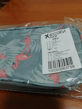 这个包包很漂亮。可以装很多东西，质量不错，京东服务好，送货快。
