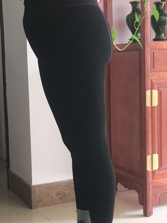 皮尔卡丹打底裤在实体店买过，穿上很合体。这次赶上京东搞活动买三件打七折，就买了两条厚的一条中厚的。试穿一下感觉不错，暧暖的弹性大，包身但不紧绷，穿着舒服，价格合适。