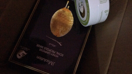 ^_^很好用的一款面膜，赶上活动存货，店家还送了眼膜，大爱