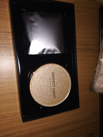 外形外观：包装很好看，盒子很漂亮
产品质感：粉质不干噪
遮瑕效果：遮暇效果很明显