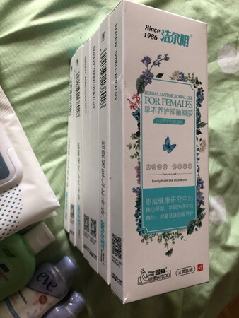 赶活动买了好多，看这个评价不错才来买的，我是白带不正常下体还有难闻的气味，想用这款来改善一下，里面有清新的气味，用完感觉凉凉的