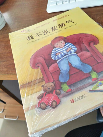 这次买了一套适合小孩子看的书，图书比较薄，是正版图书，画质比较清晰，内容比较丰富，比较适合小孩子看吧，而且内容真的很适合养成他们的良好习惯，即使双11期间就弄，也能很快的将图书送达到手，很满意京东购物，京东品牌值得信赖。
