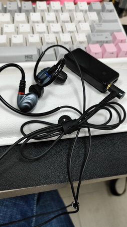 音质音效：感觉还好高低都差不多，就是人声清晰多了
舒适度：用的是海绵隔音好舒服不涨耳，想当年海购一对60这送三对很好。
走路绳子还是有点影响。平衡线看上去更专业，坐等btr5换掉btr3
对于刷街又不想大投资这个还是不错选着。低音声场还没打开吧，听一个月应该会好点，但是估计达不到头戴级别，人声可能是它最大有点