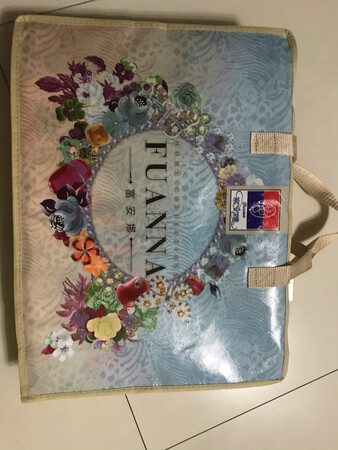 买了一条富安娜的鹅绒被，大尺寸的，质量非常好，趁着双十一打折入手富安娜的全棉四件套，超级划算！四件套收到后，包装的非常好，全棉质地，厚实！一看就是正品！花色和图片一样，清晰，颜色鲜艳！好看！富安娜的四件套非常大气，铺在床上花色也太好看了吧！大花形，富贵！被套、枕套做工非常精良，没有多余的线头！触感非常细腻的，棉的好像还带点拉毛！没有异味，打算明天洗洗就可以用了！赞！一定还会回购的，大牌就是大牌啊！