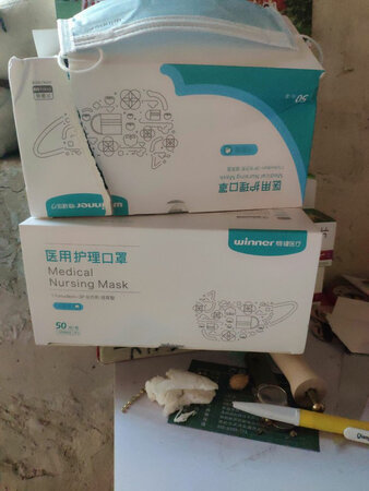 和雾化器一块买的，给姥爷买的，很干净卫生，包装也很好，价格实惠，非常好用，也给老妈一盒，医用的比较放心，防尘效果不错，京东自营就是快，第二天就到了，送货哥哥服务态度很好，收到就试了，真的不错，下次再来！