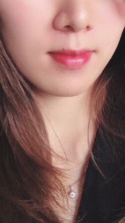 产品质感：味道挺好的，整体感觉不错，膏体质地柔软光滑，容易擦
产品颜色：正红色，个人感觉像梅子红
持久效果：薄涂可以保持五六个小时，厚涂就不知道了……
滋润效果：一般般，秋天干燥需要涂唇膏打底
适合肤色：白皮黄皮应该都可以
其他特色：迷你，明年10月份到期。
还是挺好的，可以入手。女孩子一般都会买很多颜色的口红。但是一般都是涂不完的，哈哈。。