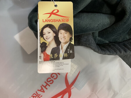 灰色很禁脏，里面的衬有一层薄绒摸起来很舒服。裤腿缩口的设计很好。