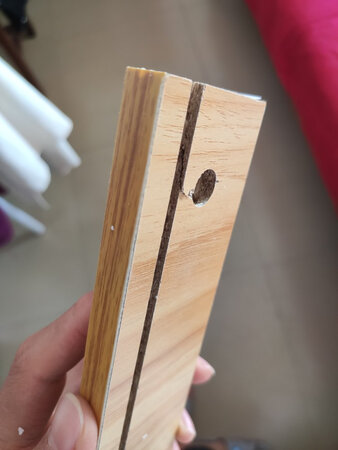 外观样式：外观款式漂亮，下边底板前边设计有一个弧度的，很漂亮，顶上两边设置有护板，放置水杯等不会滑落，这个款式设置很人性化
容量大小：鞋柜容量够大，左右边都是3层，左边每层可以放置3-4双鞋，右边每层可以放置2双，整个鞋柜总共可以放置15-18双鞋子，满足刚好满足我的需求，其实选择这款鞋柜也是因为它的容量这么大才下单的。鞋柜右边可以放置大码数鞋子，我那双鞋子是43码，放置无压力，左边也可以放置大码数的，够用了，鞋柜不错，单个鞋柜适合2个人的家庭，2人以上家庭建议购买两个
坚固程度：木板都是复古环保木材，木板没有刺鼻气味，无刺激性味道，健康够环保。各个部位的螺丝螺杆都拧紧，组装完成后，鞋柜很坚固，无摇晃现象
安装体验：这个鞋柜安装需要一段时间，打开快递包装，各个木板都是有编号的，不过编号都是在侧边又很小不显眼，建议店家可以把标签放置在显眼醒目的正面木板位置，安装过程挺迅速的，花费的时间主要是识别木板和按照图纸区分木板。等把各个木板区分开，再按照图纸说明进行组装，还是挺迅速的，特别值得夸赞的一点就是店家送了一把十字螺丝刀，还担心没有安装工具呢。安装花费了1个多钟时间
做工工艺：整个木板做