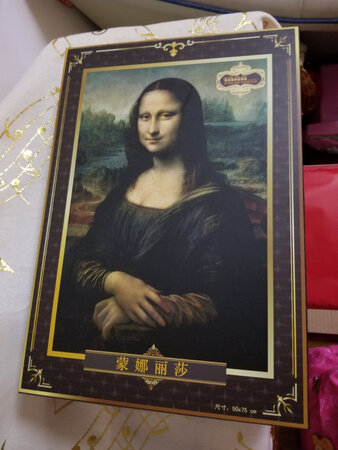 拼图质量很好，断断续续拼了一个礼拜，终于完成了，真的是拼好了随意拿都不会散掉，很喜欢