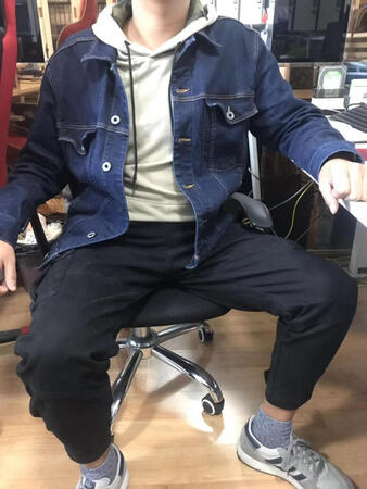 牛仔外套特别的好看，，京东好活动的时候下单的，特别的便宜，质量也特别的好，京东自营品牌，买的时候还在担心质量不好,收到货之后，特别喜欢，物有所值。京东快递送货还特别的快，送货上门，特别的棒，凑单还买了条裤子，价钱便宜。下次还会来购买京东自营的衣服，要比那些森马或美邦便宜多了，重点是质量比他们的都要好。