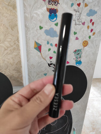 对于化妆小白来说，特别容易上手！不会像苍蝇腿。而且特别的自然浓密！是我这种手残党的福音！而且价格优惠！练手不心疼！