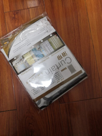 这个商品基本上和图片上的宣传相似，给我本人随机寄送的帘子不是本人要想要的颜色，图片上的颜色更好一点，质量还算可以。店家很细心，物品包装很全很好，五金器件都很全。在双11活动寄送量这么大的情况下，快递员能够用这么快的速度寄送来，说明了两个问题，一是店家发送货及时，二是快递保障到位，总之来说这次购物是比较满意的，推荐大家选购。