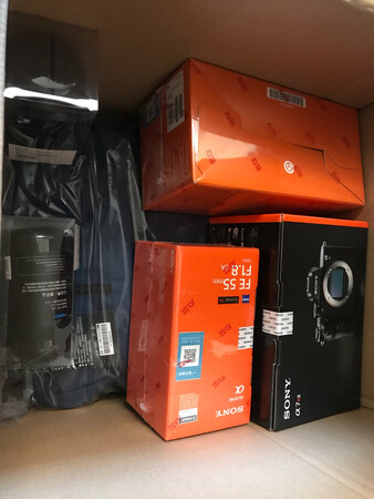 最初以为索尼的长焦镜头只有大师的GM可以选，研究来研究去都发现买不起，无意中看到蓝拓上面的测评在讲这款g的镜头，好像是原来美能达的技术，成像品质还是很不错的，而且价格相比GM那是相当的亲民，就是整体重量实在有点沉，长焦镜头现在用的不多，还不能熟练使用，拿来拍过月亮还可以。现在这个长焦镜头上的很多案件，还不知道怎么使用，慢慢学吧。关于它的品质，我做过测试，对着马路对面整齐的那个住宅楼拍照，边缘也没有任何的畸变，中心的成像效果都很好，边缘的成像效果也很好，然后把图片调到最大的话，还能看到人家在家里面干什么，结果发现一不小心买了一个偷拍的利器，估计追星族会非常喜欢这种长焦镜头，狗仔队应该也会经常用吧。