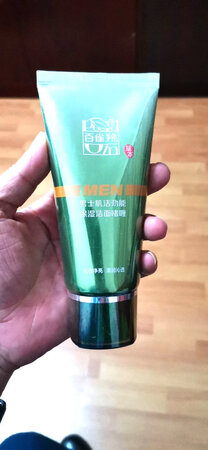 清洁效果：第一次用百雀羚的洗面奶，觉得洗完很清爽
泡沫数量：泡沫丰富细腻