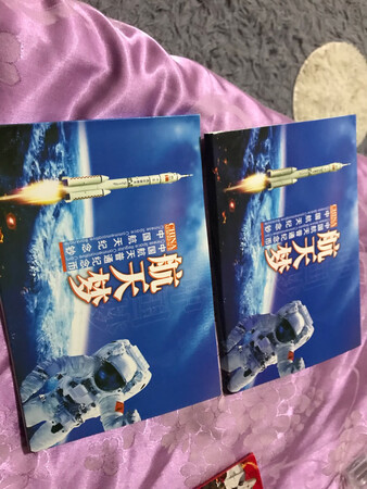 册子收到时，大概是多件商品挤压，已经变形。不过将就着用吧。