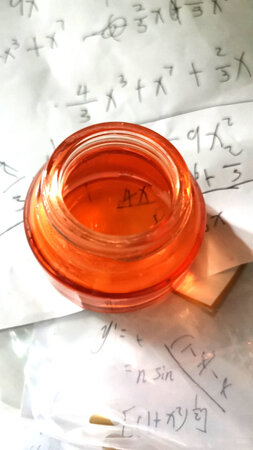 我是在完全用完一小瓶之后做的评论。最开始头两次用，效果真的很明显，晚上涂完第二天早上痘痘下去好多。然后我就一直用，中间一段时间有点反弹，痘痘又多了一些，然后用到最后面痘痘又下去了一部分。
总得来说就是中规中矩吧，有祛痘的功效，但是效果不是太好。
