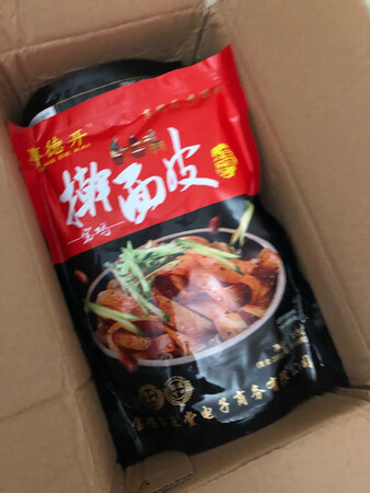 很好很好呀，就喜欢吃擀面皮，本来就是陕西人，这个很方便，抽了真空，回来就迫不及待的蒸了一袋。吃的是擀面皮，感受的是乡愁。老板很好，还送了我一袋厥根粉。快递包装的也很严实，打开也很好，没有破损，很好的一次购物经历。