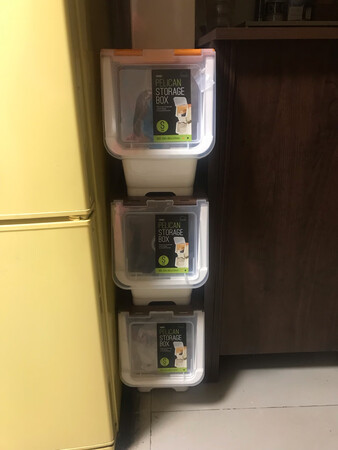 东西质量不错，大小合适。这次送货速度正常，但三个同样的东西一个包装了，另外两个祼着就只有保鲜膜？很容易破坏物品。
