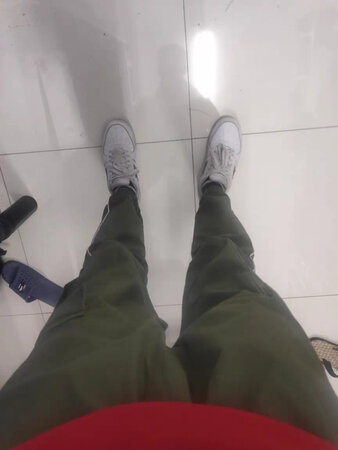 裤子???很好看，上身很合适，按照店里的尺码表选就好了，小脚裤一直都很喜欢
然后快递?很快呀，第二天就发货，去拿的时候还挺重 ，到家立马拆了就试，和买的军绿色裤子?搭起来很好看，，狗子也喜欢，款式虽然老，但也可以接受。
