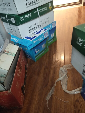 纸张非常好，一直都用DoubleA，纸张光滑特别白打印机不卡纸，京东快递发货速度快，办公必备！