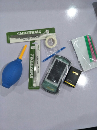 胶水一点刺激都没有，不辣眼睛，也不拉丝，不会出现发白发硬的情况，粘的很牢固，客户用了也没有出现什么不良情况，给客户嫁接之后，效果看着很自然，客户很满意这个效果，已经推荐给同行了。