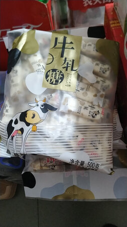 锦大片牌子的花生牛轧糖吃起来很香很脆的，赞一个！