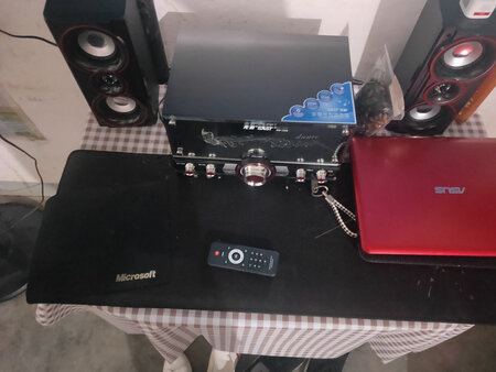 音质音效：音质一般，这种价格也只能这样了。
安装难易：安装简单，插上左右音频，还有电源就可以用了。
做工质感：做工木质一般。
外形外观：外观还可以比较小巧。
其他特色：有遥控器比较方便，遥控器缺点就是关不了电源，总体评价还可以，价位低。。