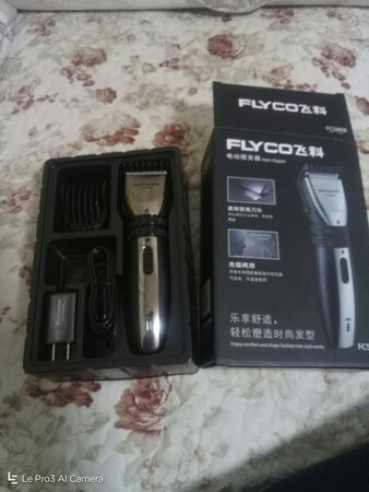 理发器非常好用，声音不大，力量不小。家里之前买过一个100多的也是飞科的，这个比100的还要好用，可能现在更新换代了。赠品送了很多，还有一个刀头，省了很多事。买回来以后当晚就让老婆给我理发，使用很顺手，物超所值，非常满意。