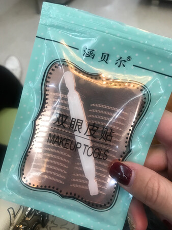 这款双眼皮贴第一次购买，用了，感觉不错，细细的不会那么明显，粘度也不错，会回购