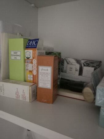 被收进柜子了。护肤品很多，这个改天再试。我感觉步骤略复杂，用起来比较麻烦。只能晚上用，早晨那种赶着去上班肯定是不能用的。三个算下来比正装略便宜啊，蛮好的。瓶子看起来萌萌的，小小的。以后出差什么的可以带着。