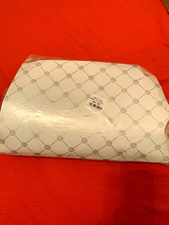 包包很快就收到了，包装很严谨，打开有惊喜，包包非常漂亮，容量不小，希望能出一款这样的小点的钱包，满意！