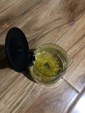 小茶壶还不错，已经不是第一次买了，之前不小心总摔，这次干脆一口气买了三个，能用很长时间了，茶壶质量还可以，没有什么瑕疵，用起来也很方便，大小中适，颜值也是中规中矩，卖家发货很快，包裹的很严实，没有出现任何破损，非常感谢！！