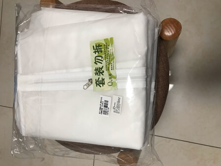 厚薄程度：属于比较薄的。
防尘效果：比较好。
尺码大小：有大袋个小袋，使用较为灵活。
外观包装：属于比较简单的包装，个人觉得可以了，没必要包装的太精致。
使用体验：家里的衣服有些没有防尘袋子，需要用这款套一下。