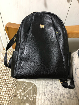 外观颜值：品牌就不用说了，颜值打9分，满分怕骄傲
材质手感：手感舒适，一抹就知道好坏
容量空间：2间加几个小口袋
做工细节：线路真的很扎实，没有线头
适用场合：全天候
其他特色：一到手，其他的包就下岗了
