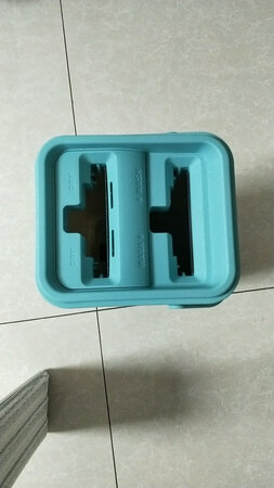 第一次用这个美丽雅的拖把，之前用过圆头的拖把，太占地方了，这个是长方形的，桶不占地方，拖把洗的很干净，脱水的槽也是按压几次就脱水脱的就特别干了，脱的太干就不好拖了，按压两三次湿度很好了，是长条的，角落也很好就拖着了，茶几地下也能拖到。