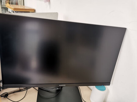 三星的屏幕没得说，一次连接成功，从此过上双屏生活。左边Dell，右边三星，Dell那个贵一千，但感觉不出来吧?