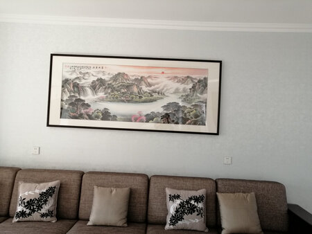 太漂亮了，原本想着2.1米太大了，想买小点的，客服非常细致的建议，4.3米的沙发墙，买小了不好看，最后我了2.1米的，挂到墙上确实漂亮！我在两幅画上拿不定主意，客服还帮助我进行画面分析，总之，这副画为房间增色不少。
大小尺寸：2.1
适用场景：客厅
装裱体验：细致入微
工艺品质：高档大气
收藏价值：有收藏证书，又能装饰客厅，又能升值，一举两得！
其他特色：绝非印刷品所能比的！
