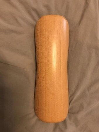 因为自己经常躺着玩手机，时间长了颈椎疼，便买来这个枕头打算试试，刚收到货，还没用， 摸着质量很好，表面很光滑，没有毛刺，晚上准备用用，希望能有效果，改善颈椎。拍了几张实物图，大家可以参考下