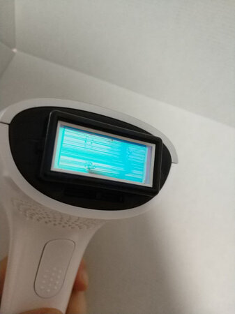 使用感非常不好，送来的礼盒四个角被挤压过了，脱毛仪窗口里边还有脏东西，不知道是啥，有图为证！