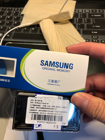 哎 我的金士顿  和舍友的三星，  真可怜， 拆机还得用他买三星内存条送的 螺丝刀。 希望你们多改进改进吧。  内存条反正插上去就可以用，没什么问题