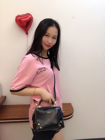 给女朋友买包包，款式背起来很好看，实物比照片更好点。