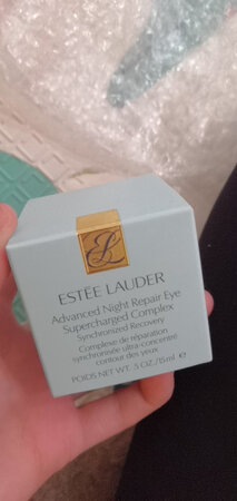 适合人群:一般人都适用
淡纹能力:我觉得长期用还是有效果的,就是要坚持
抗皱能力:抗皱能力就不太清楚了
吸收程度:挺好吸收的
这个瓶子变宽了,矮胖矮胖的挺可爱的。相较以前高瘦的瓶子。总感觉像少了很多料一样。不过还是15ml啦。和以前的用着感觉一样。挺好的